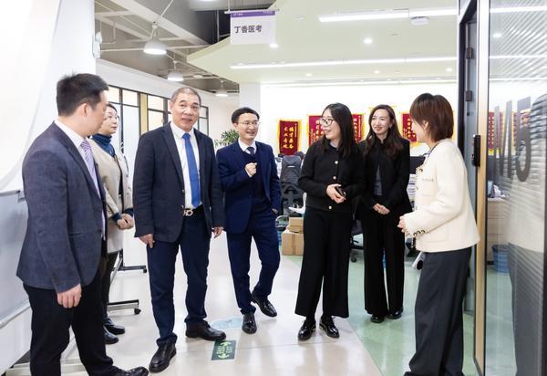 赋能全国医生 华厦眼科正式启动“全国疑难眼病智库共建行动”(图3)