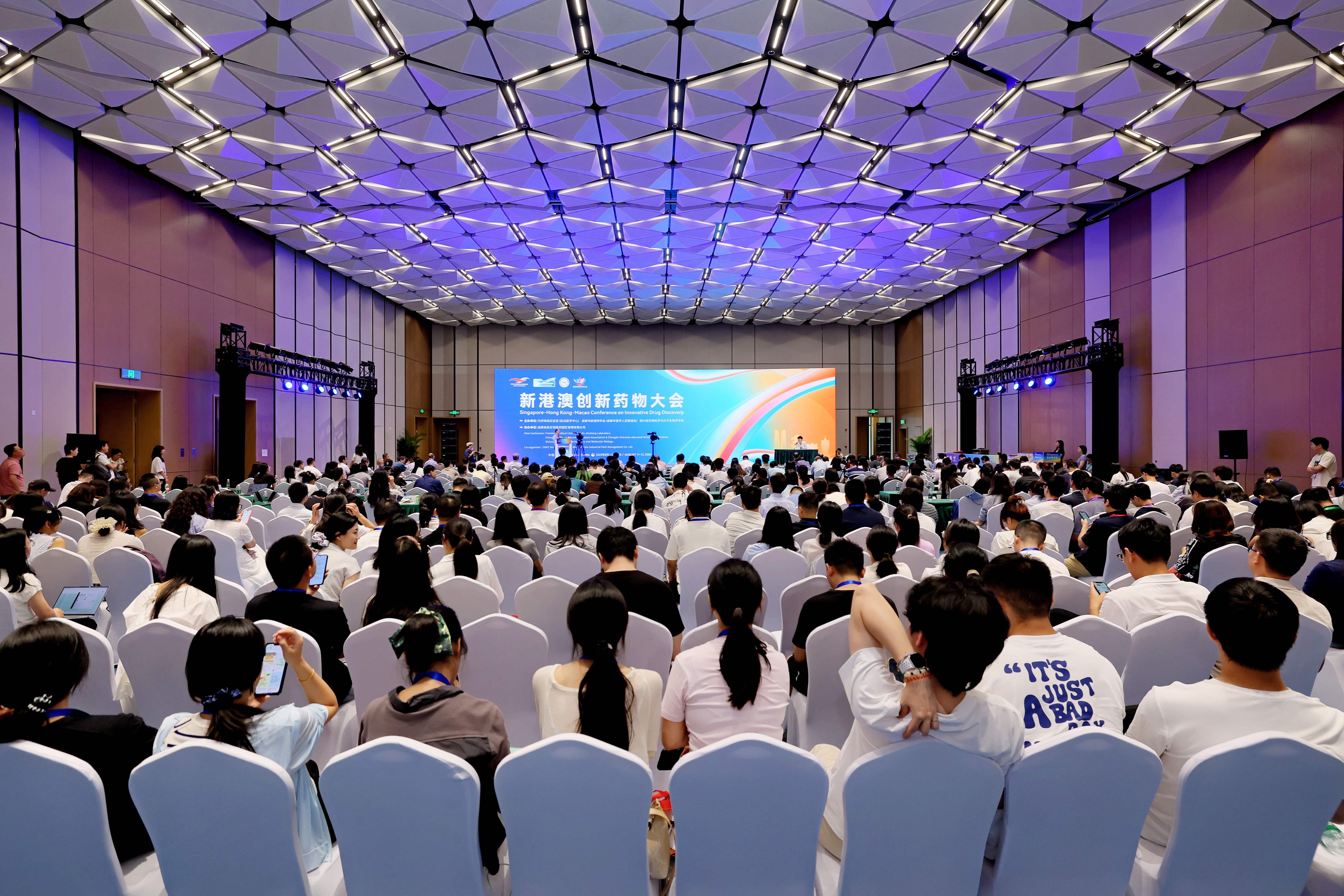 鹰瞳科技-B股价上涨AI医疗行业获政策支持